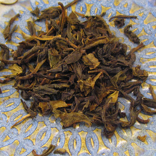 zoomed in photo of loose leaf tea on blue and white plate