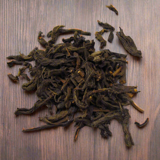 pile of long loose leaf tea on wooden table